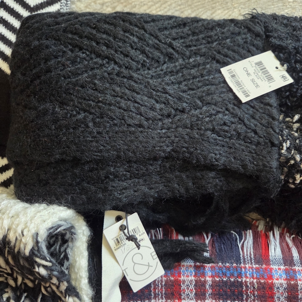 Assorted Scarves Collection - Picture 6 of 7